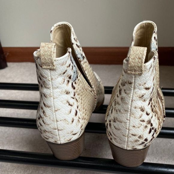 CL By Laundry Women Snake Print Cecily  Boots  - NEW NWOB - Picture 5 of 9